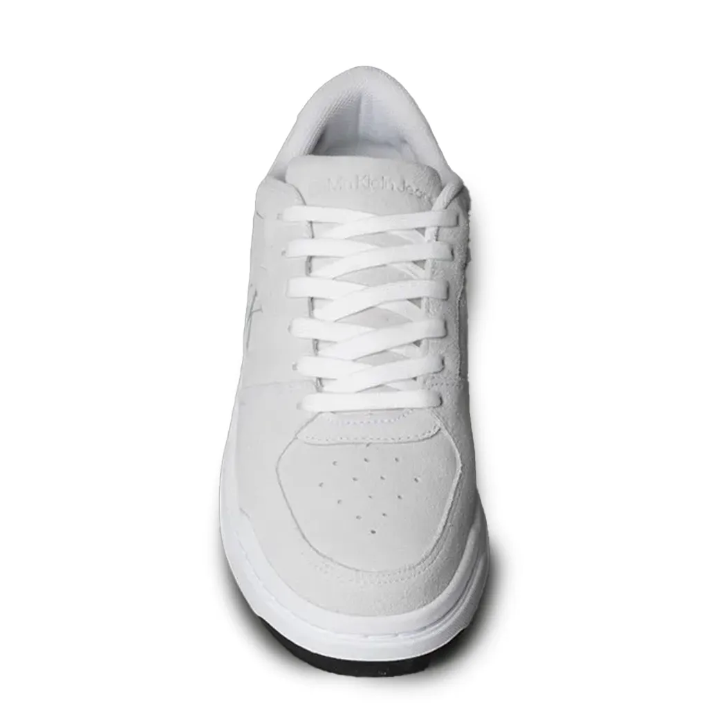 Vista lateral do tênis Calvin Klein branco em couro natural com solado branco